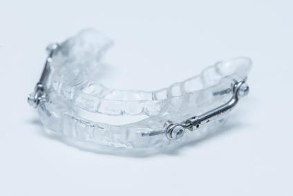 Auf dem Bild zu sehen ist eine Schnarchschiene welche durch einen Zahnarzt individuell erstellt wurde