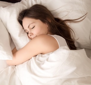 Schlafende Frau - Mann & Frau schnarchen unterschiedlich