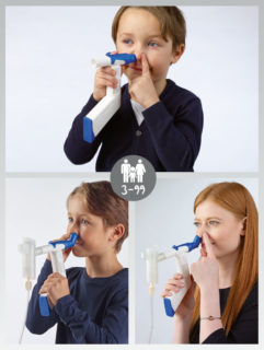 Kind und Fra bei Benutzung eines Atemphysiogeräts für die Nase