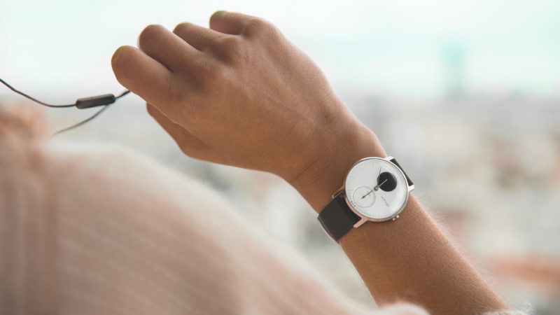 Weibliches Handgelenk mit weißer Smartwatch