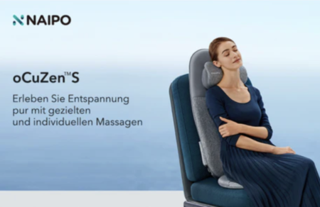 Frau sich auf Massageauflage entspannend