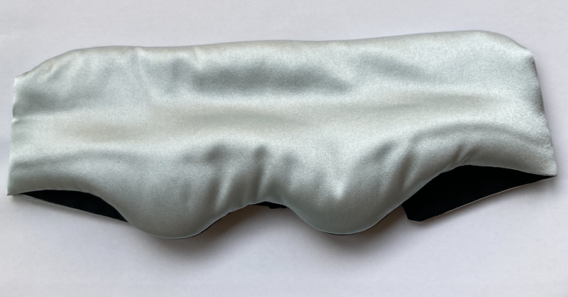 Schlafmaske aus Seide in der Farbe eisblau